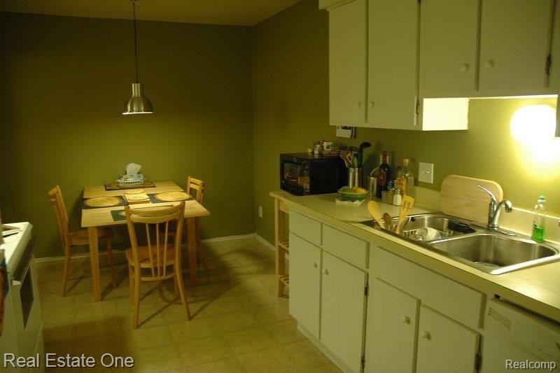529 East University Drive, Unit 77 Rochester, MI 48307 - Photo 5 of 11 529-University-5.JPG