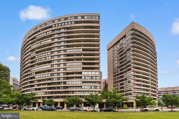 $924,999 | 1300 Crystal Drive, Unit 1206S, Arlington, VA 22202