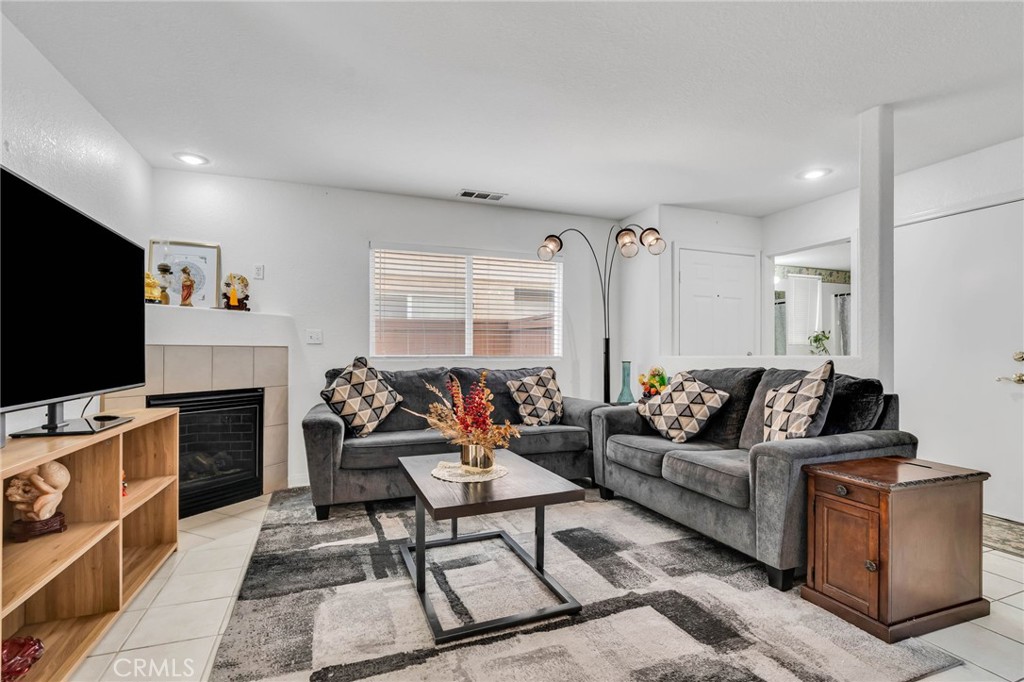 9155 Cedros Avenue, Unit 12 Panorama City, CA 91402 - Photo 11 of 34 Living room