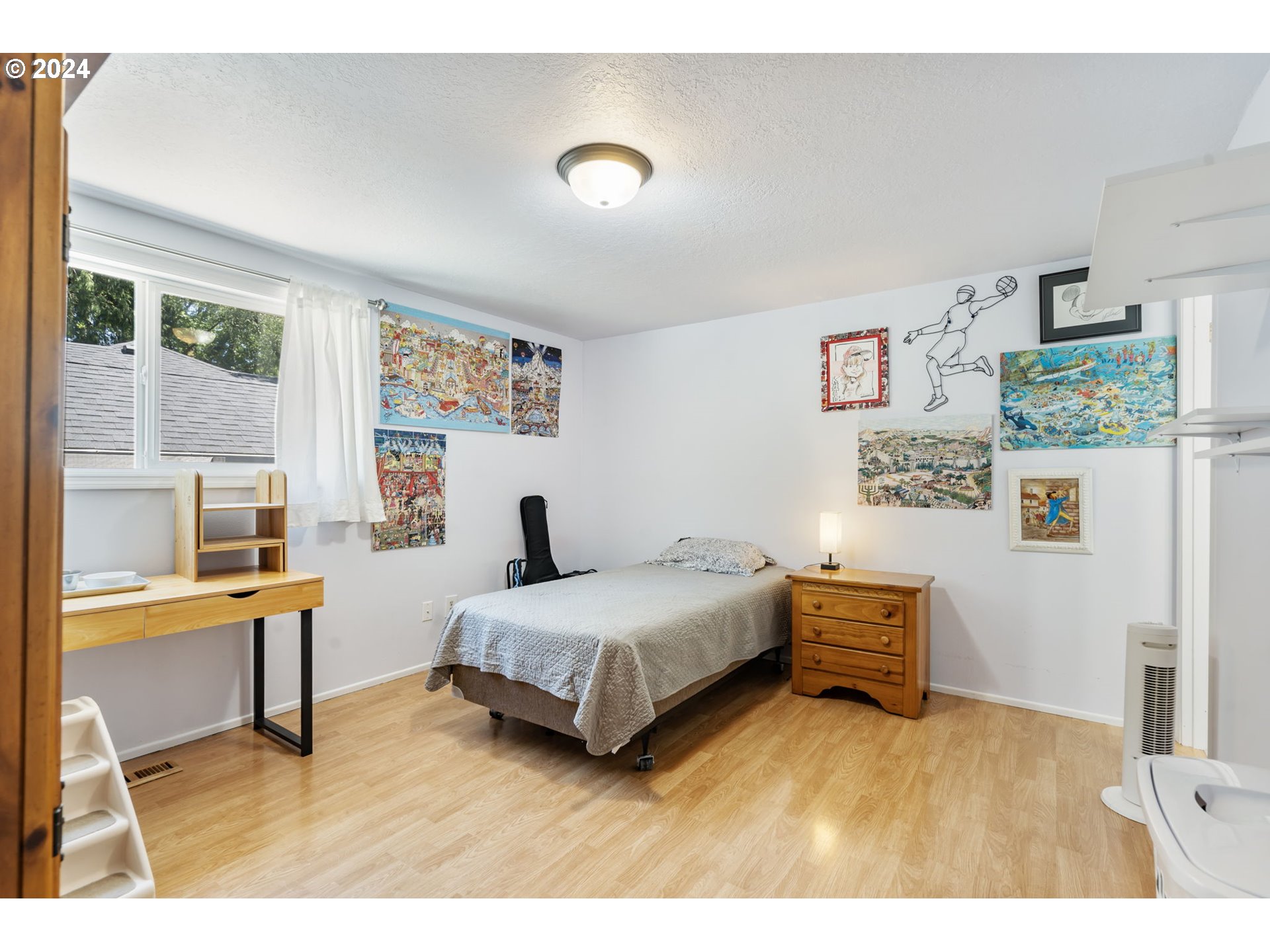 4409 Southwest Kanan Drive Portland, OR 97221 - Photo 13 of 25 a living room with furniture and a table