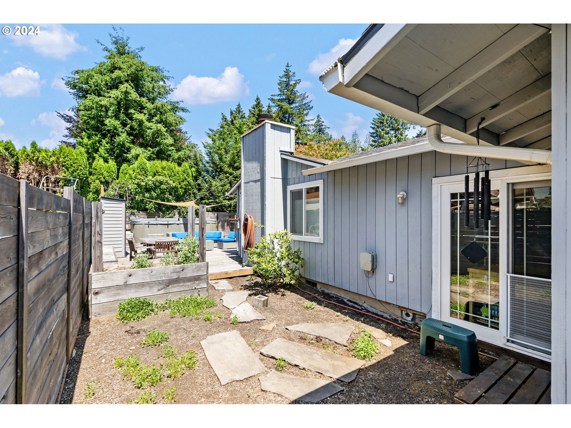 4409 Southwest Kanan Drive Portland, OR 97221 - Photo 20 of 25 a backyard of a house with seating space
