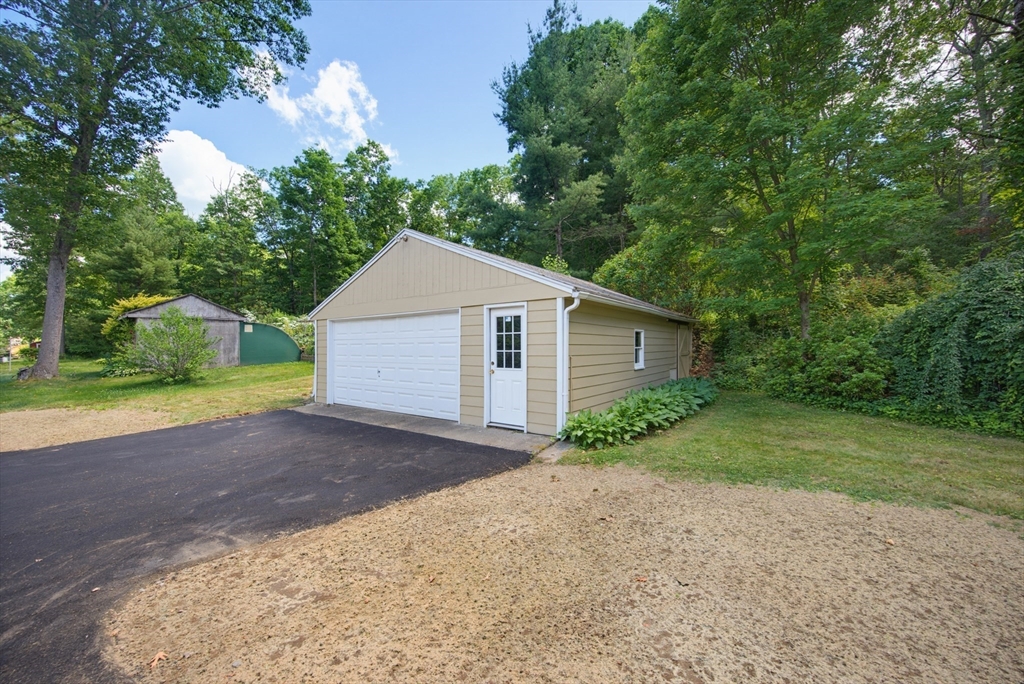 385 River Road Uxbridge, MA 01569 - Photo 32 of 34