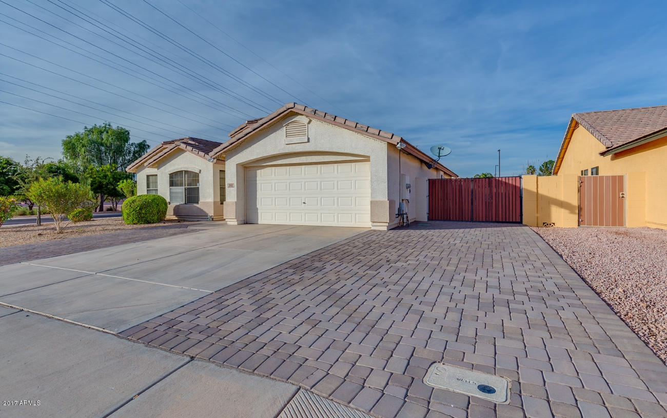 2012 East Smoke Tree Road Gilbert, AZ 85296 - Photo 3 of 29 front17
