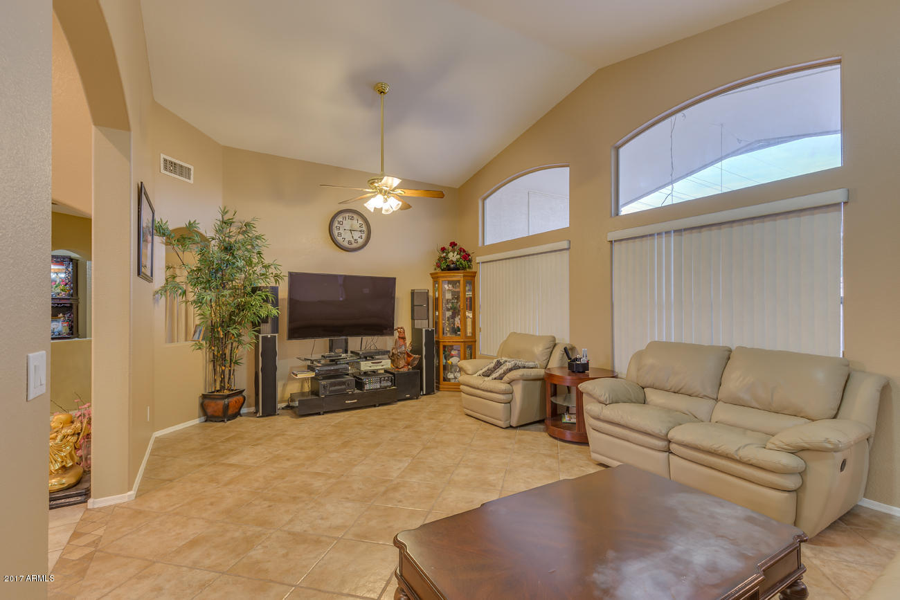2012 East Smoke Tree Road Gilbert, AZ 85296 - Photo 8 of 29 int32