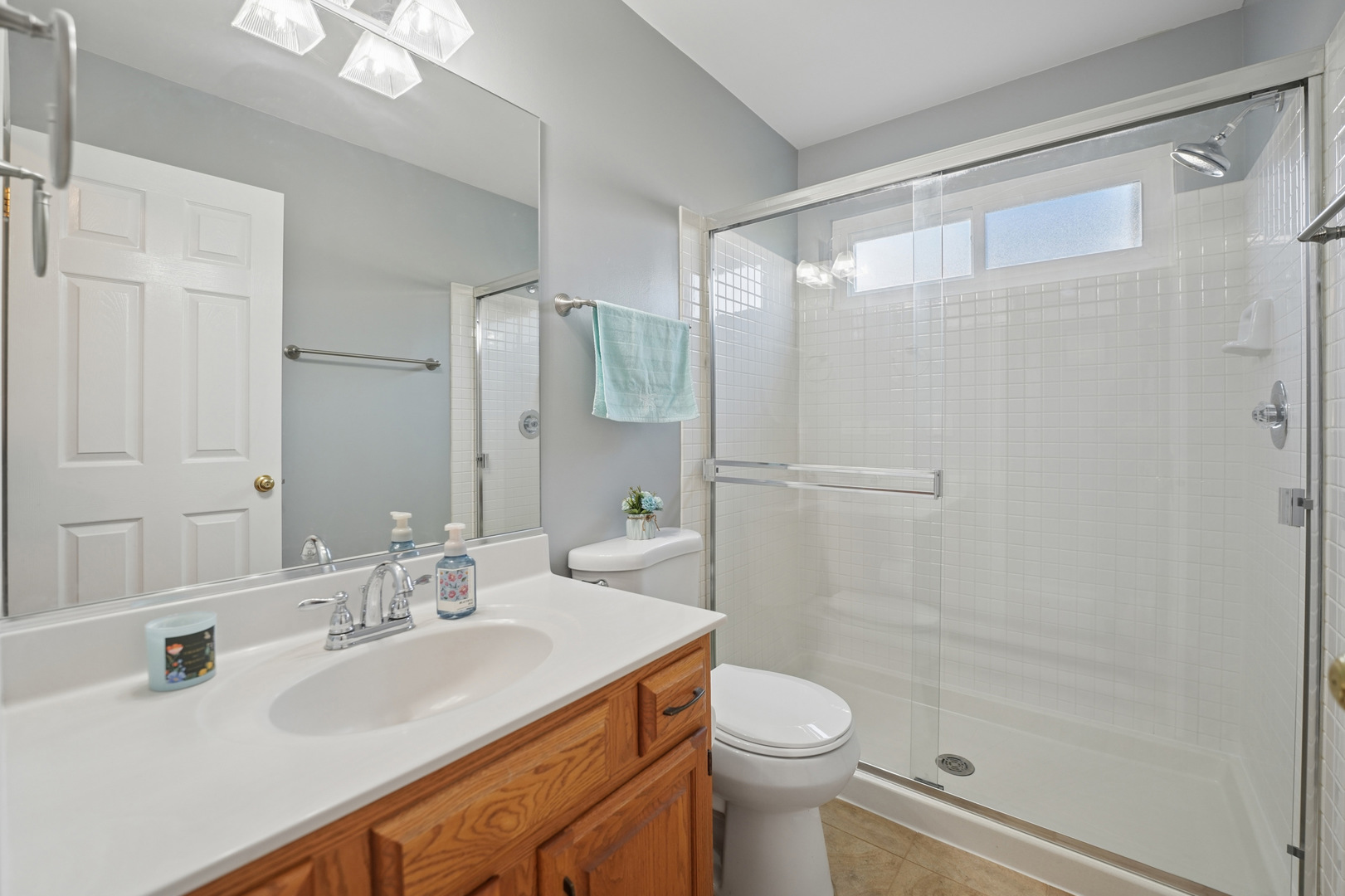829 Renaissance Drive Carol Stream, IL 60188 - Photo 17 of 35 a bathroom with a sink toilet and shower