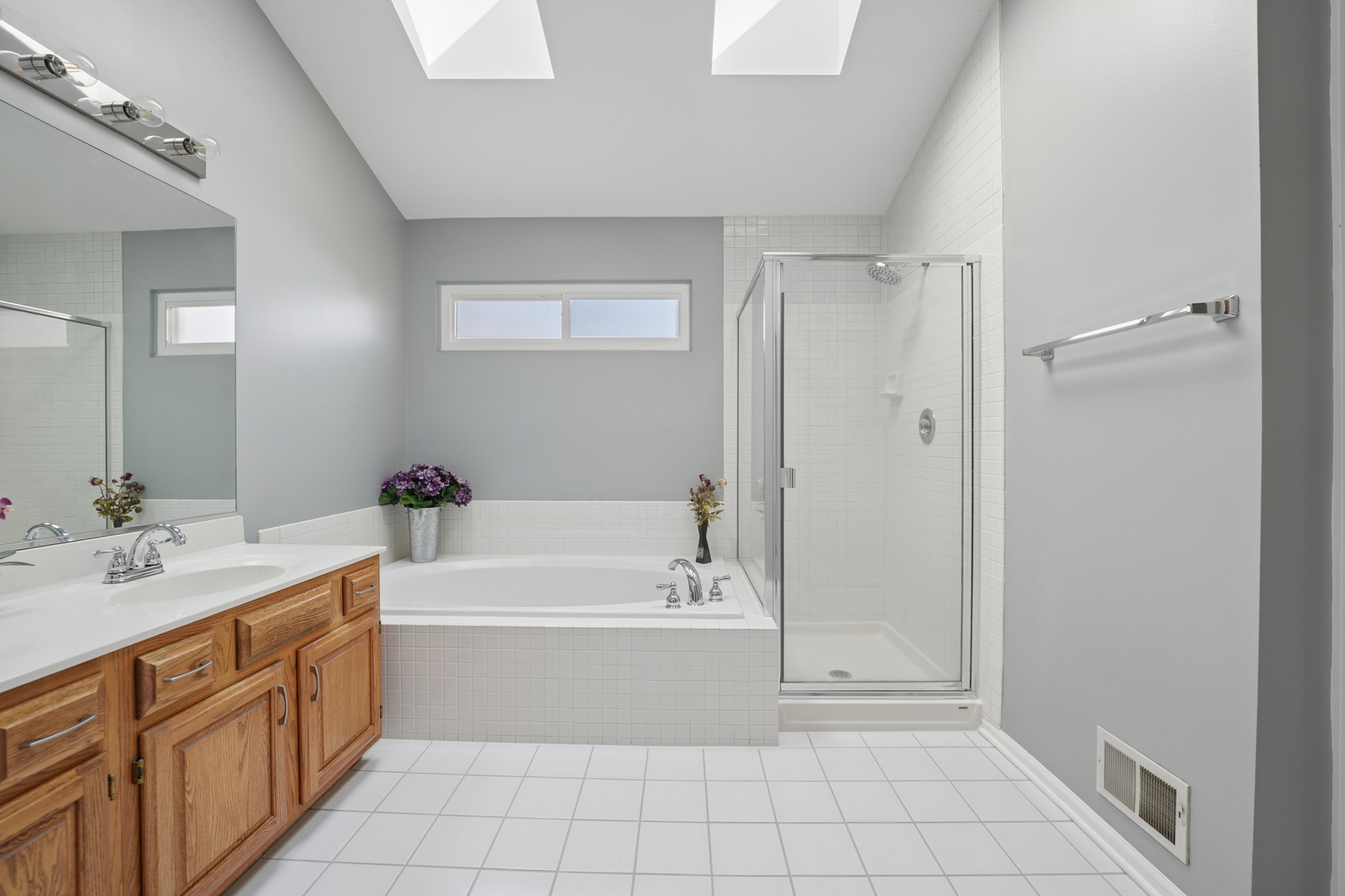 829 Renaissance Drive Carol Stream, IL 60188 - Photo 22 of 35 a bathroom with a tub a sink and a mirror