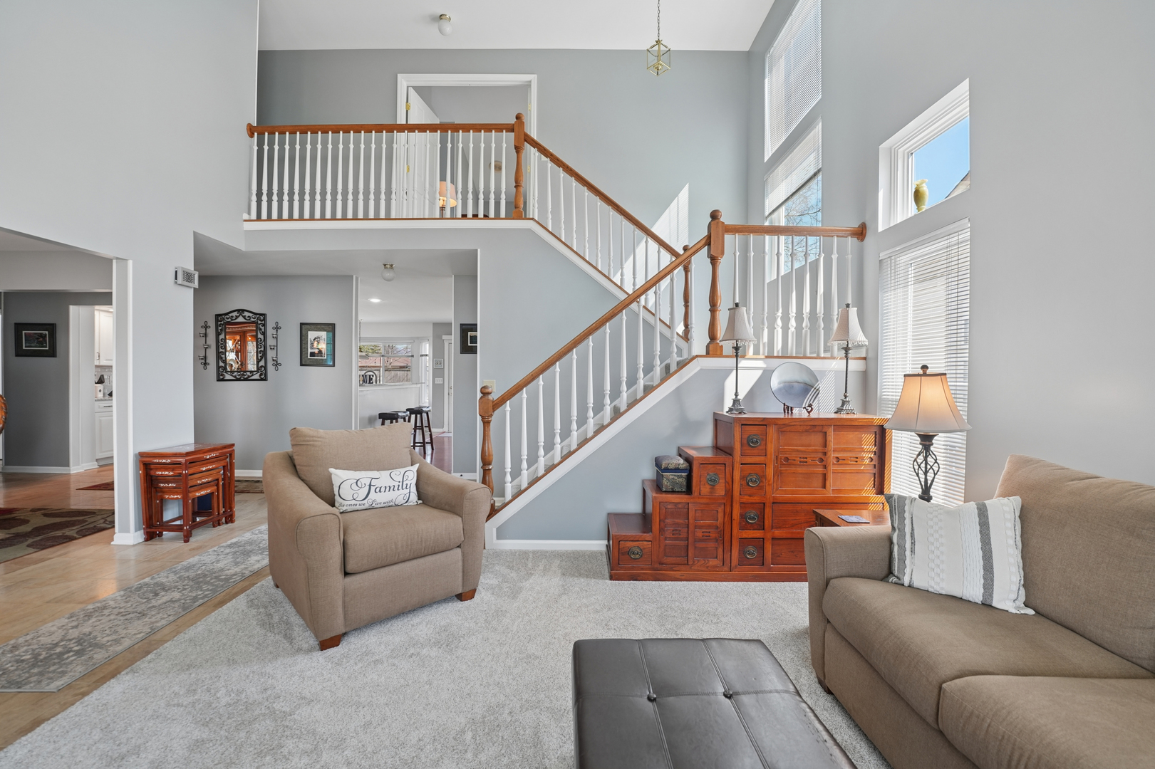 829 Renaissance Drive Carol Stream, IL 60188 - Photo 5 of 35 a living room with furniture and a dining table