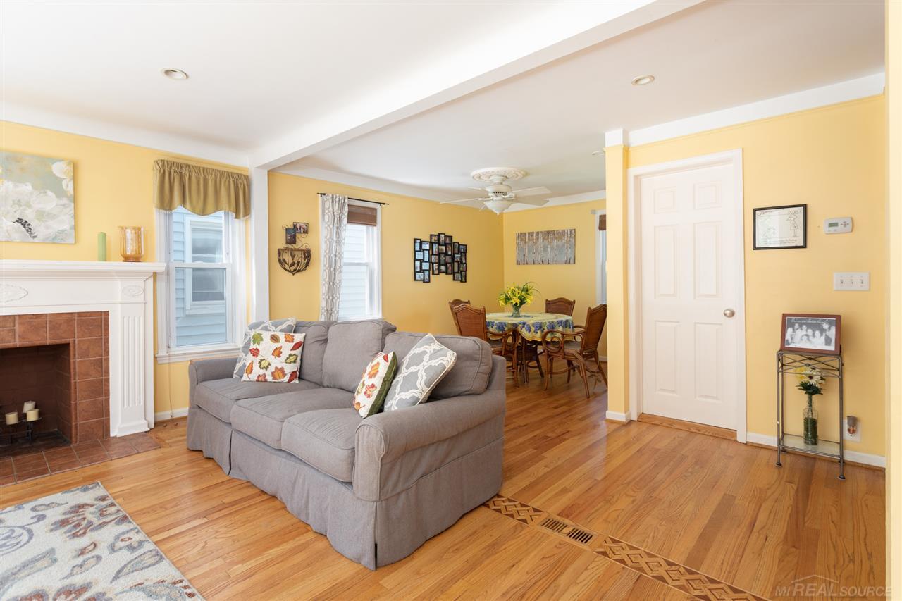 2230 Roslyn Road Grosse Pointe, MI 48236 - Photo 5 of 28 50020497-4.JPG