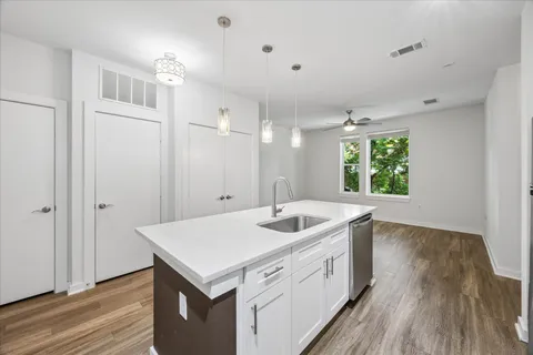 $2,550 | 1900 Barton Springs Road, Unit 4041, Austin, TX 78704