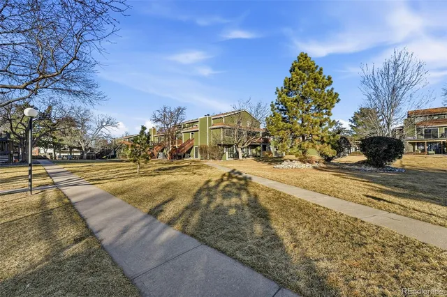 a view of yard with residential houses