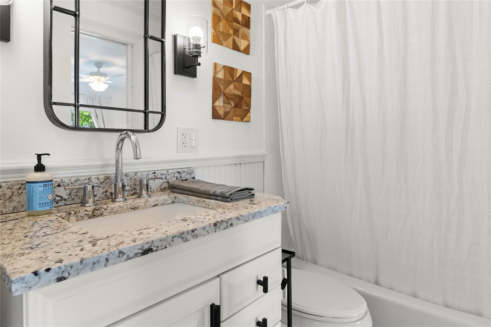 2453 Southridge Road Delray Beach, FL 33444 - Photo 29 of 38 Guest Bathroom