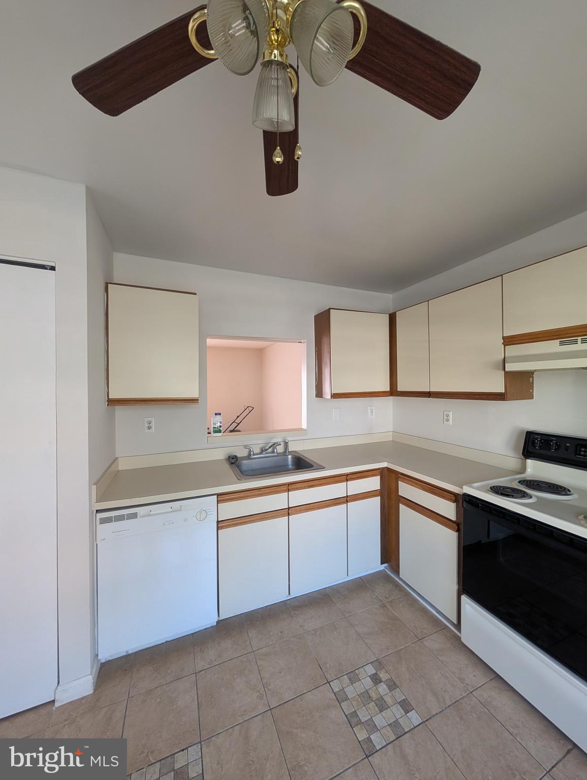 312 Cold Spring Place Dover, DE 19904 - Photo 5 of 31 a kitchen with a sink and cabinets