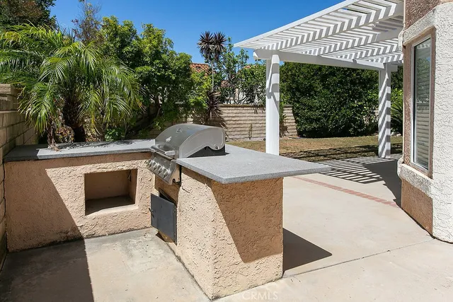 a view of entryway with garden