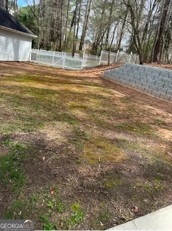 a view of road with yard