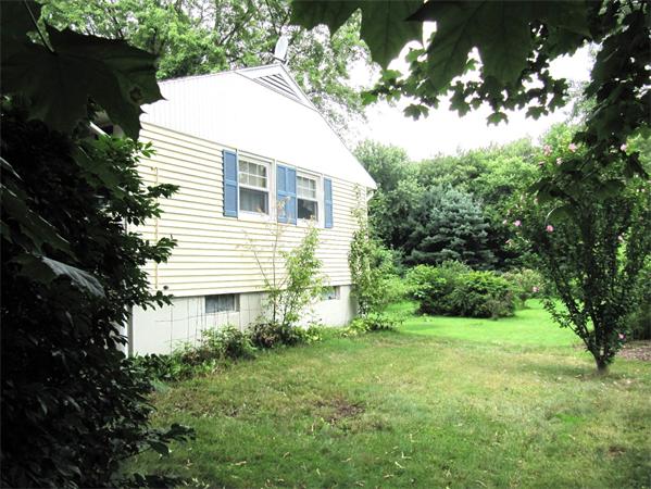 18 Robin Road Westborough, MA 01581 - Photo 3 of 15 a view of a house with a yard