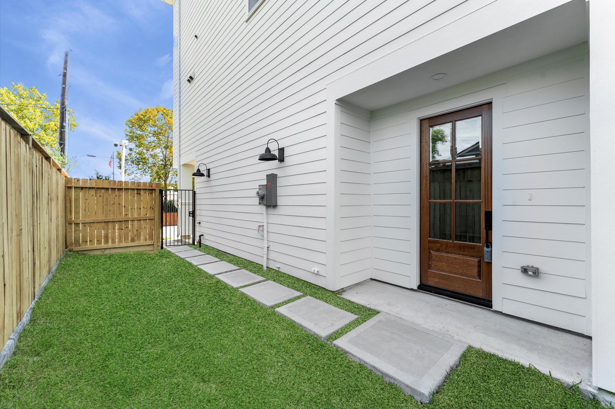 4129 De George Street Houston, TX 77009 - Photo 46 of 46 a view of a backyard with a garden