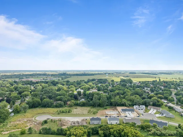 $342,900 | 1589 Meadowview Court, Whitewater, WI 53190