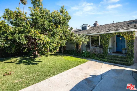 $1,395,000 | 10530 Moorpark Street, Toluca Lake, CA 91602