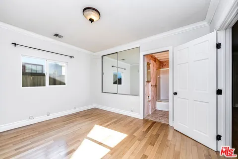 $1,395,000 | 10530 Moorpark Street, Toluca Lake, CA 91602