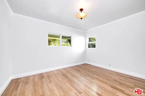 $1,395,000 | 10530 Moorpark Street, Toluca Lake, CA 91602