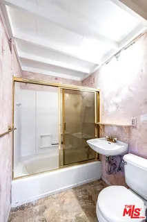 $1,395,000 | 10530 Moorpark Street, Toluca Lake, CA 91602