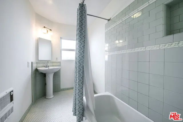 $1,395,000 | 10530 Moorpark Street, Toluca Lake, CA 91602