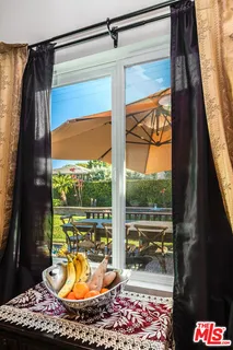 $1,395,000 | 10530 Moorpark Street, Toluca Lake, CA 91602