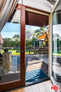 $1,395,000 | 10530 Moorpark Street, Toluca Lake, CA 91602