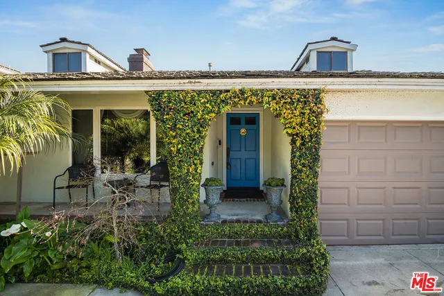 $1,395,000 | 10530 Moorpark Street, Toluca Lake, CA 91602