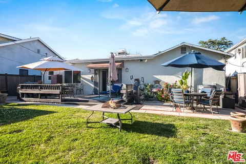 $1,395,000 | 10530 Moorpark Street, Toluca Lake, CA 91602