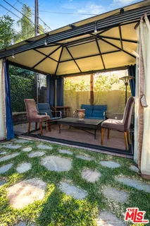 $1,395,000 | 10530 Moorpark Street, Toluca Lake, CA 91602