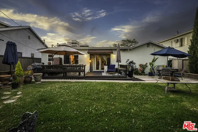 $1,395,000 | 10530 Moorpark Street, Toluca Lake, CA 91602