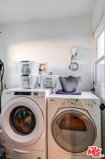 $1,395,000 | 10530 Moorpark Street, Toluca Lake, CA 91602