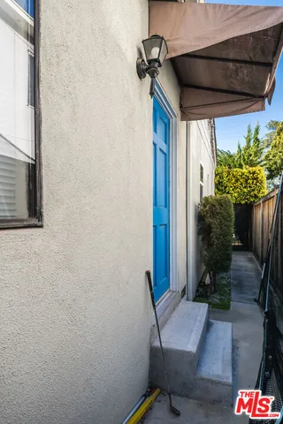 $1,395,000 | 10530 Moorpark Street, Toluca Lake, CA 91602