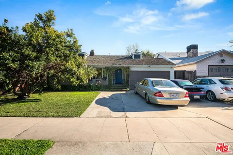 $1,395,000 | 10530 Moorpark Street, Toluca Lake, CA 91602