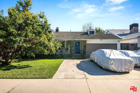 $1,395,000 | 10530 Moorpark Street, Toluca Lake, CA 91602