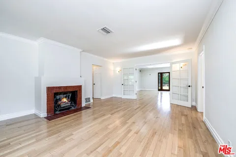 $1,395,000 | 10530 Moorpark Street, Toluca Lake, CA 91602
