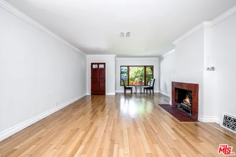 $1,395,000 | 10530 Moorpark Street, Toluca Lake, CA 91602