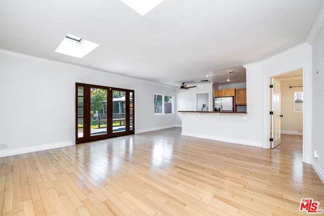 $1,395,000 | 10530 Moorpark Street, Toluca Lake, CA 91602