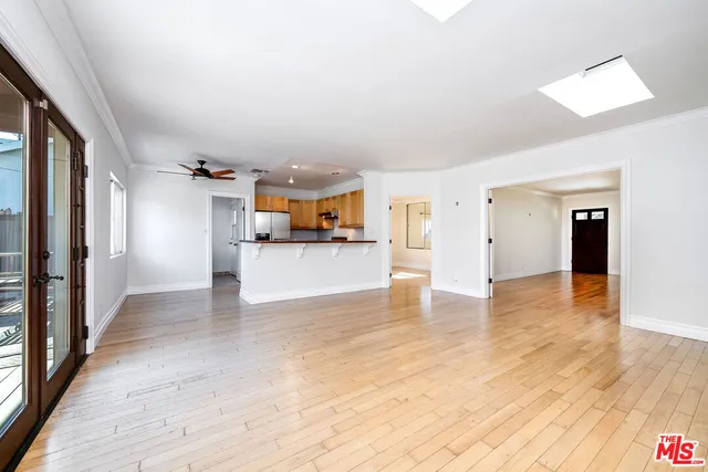 $1,395,000 | 10530 Moorpark Street, Toluca Lake, CA 91602