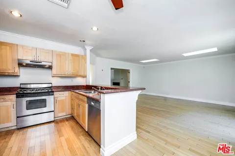 $1,395,000 | 10530 Moorpark Street, Toluca Lake, CA 91602