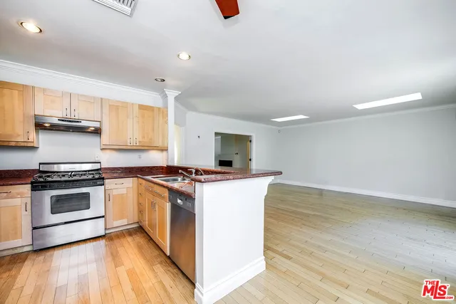 $1,395,000 | 10530 Moorpark Street, Toluca Lake, CA 91602