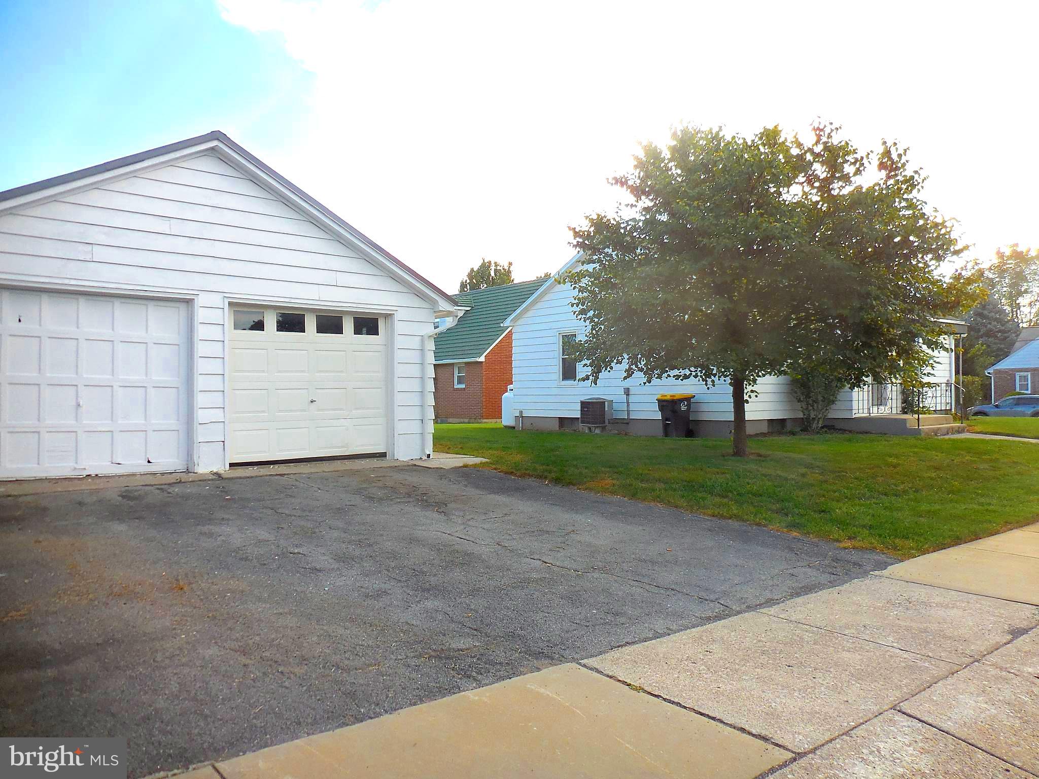 18 Radcliff Road Womelsdorf, PA 19567 - Photo 5 of 25 2 car garage