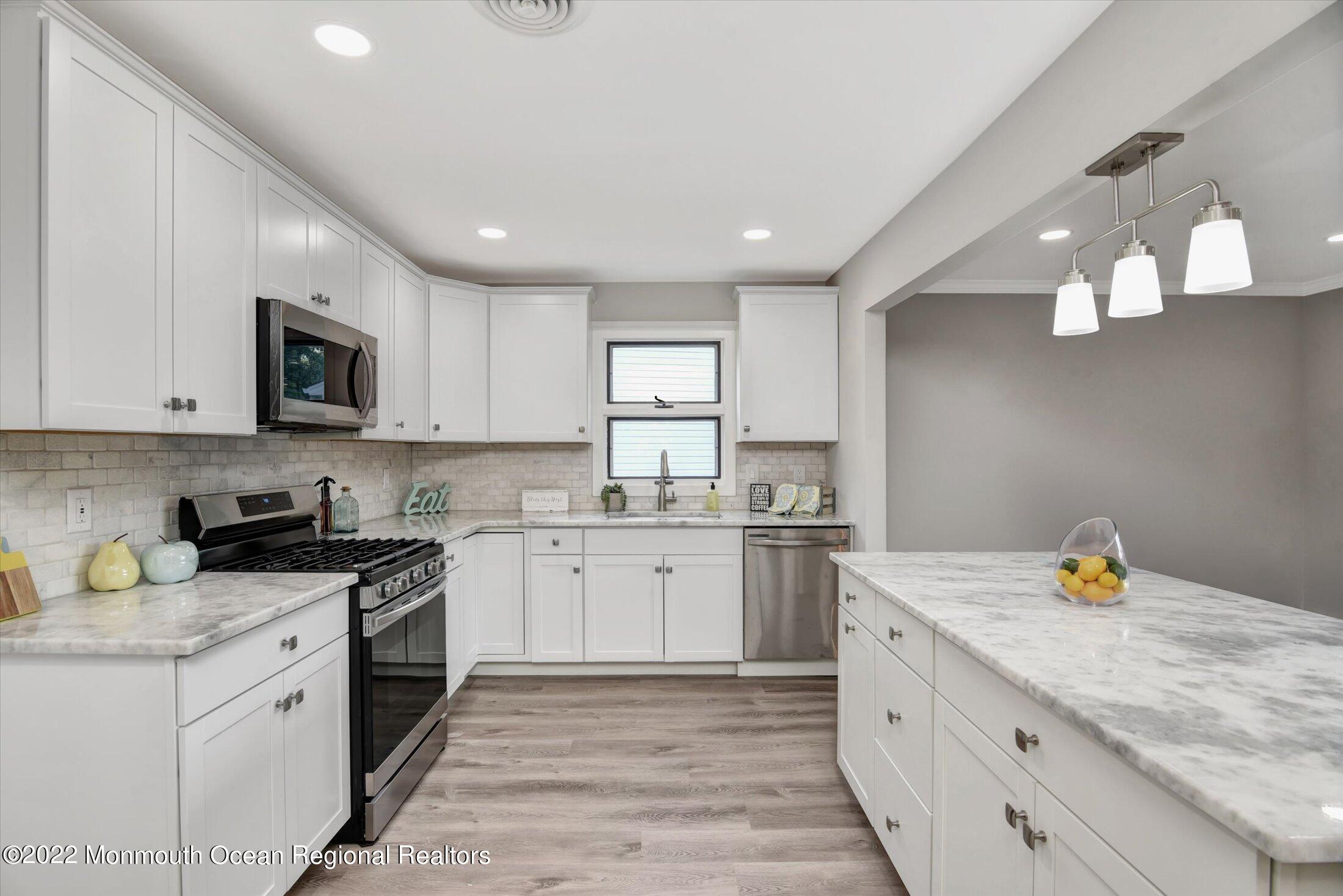 143 Castleton Drive Toms River, NJ 08757 - Photo 6 of 28 08-Kitchen