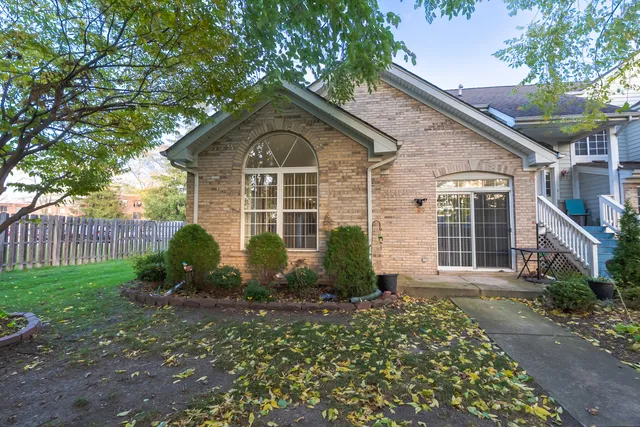 $2,200 | 120 Stonewood Place, Unit 7C, Aurora, IL 60506