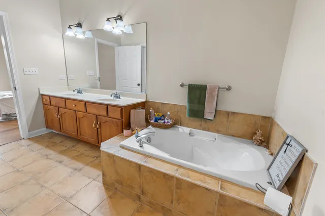 $2,200 | 120 Stonewood Place, Unit 7C, Aurora, IL 60506