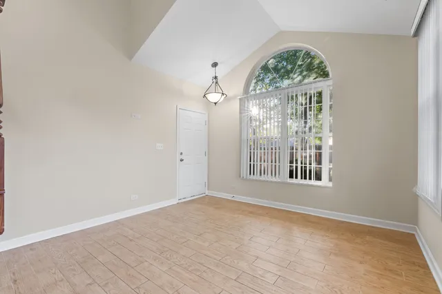 $2,200 | 120 Stonewood Place, Unit 7C, Aurora, IL 60506