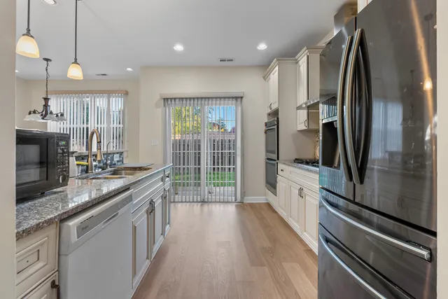 $2,200 | 120 Stonewood Place, Unit 7C, Aurora, IL 60506