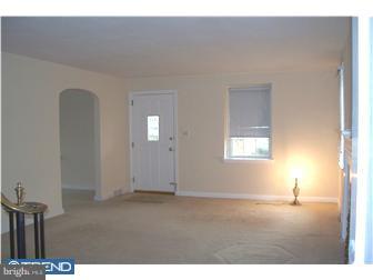 995 Edgewood Drive Springfield, PA 19064 - Photo 3 of 12 Living Room
