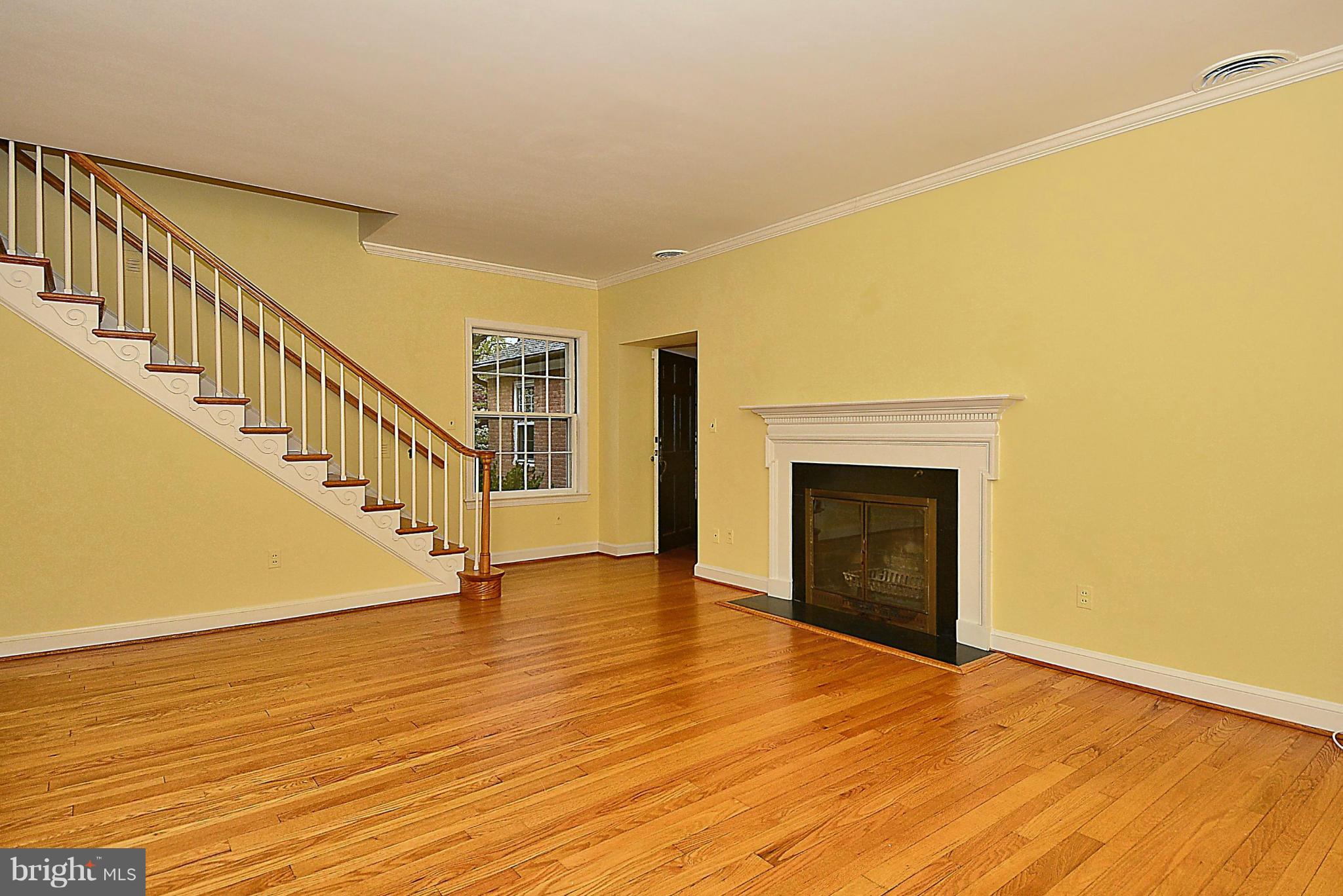 720 West Braddock Road Alexandria, VA 22302 - Photo 3 of 30 Living Room